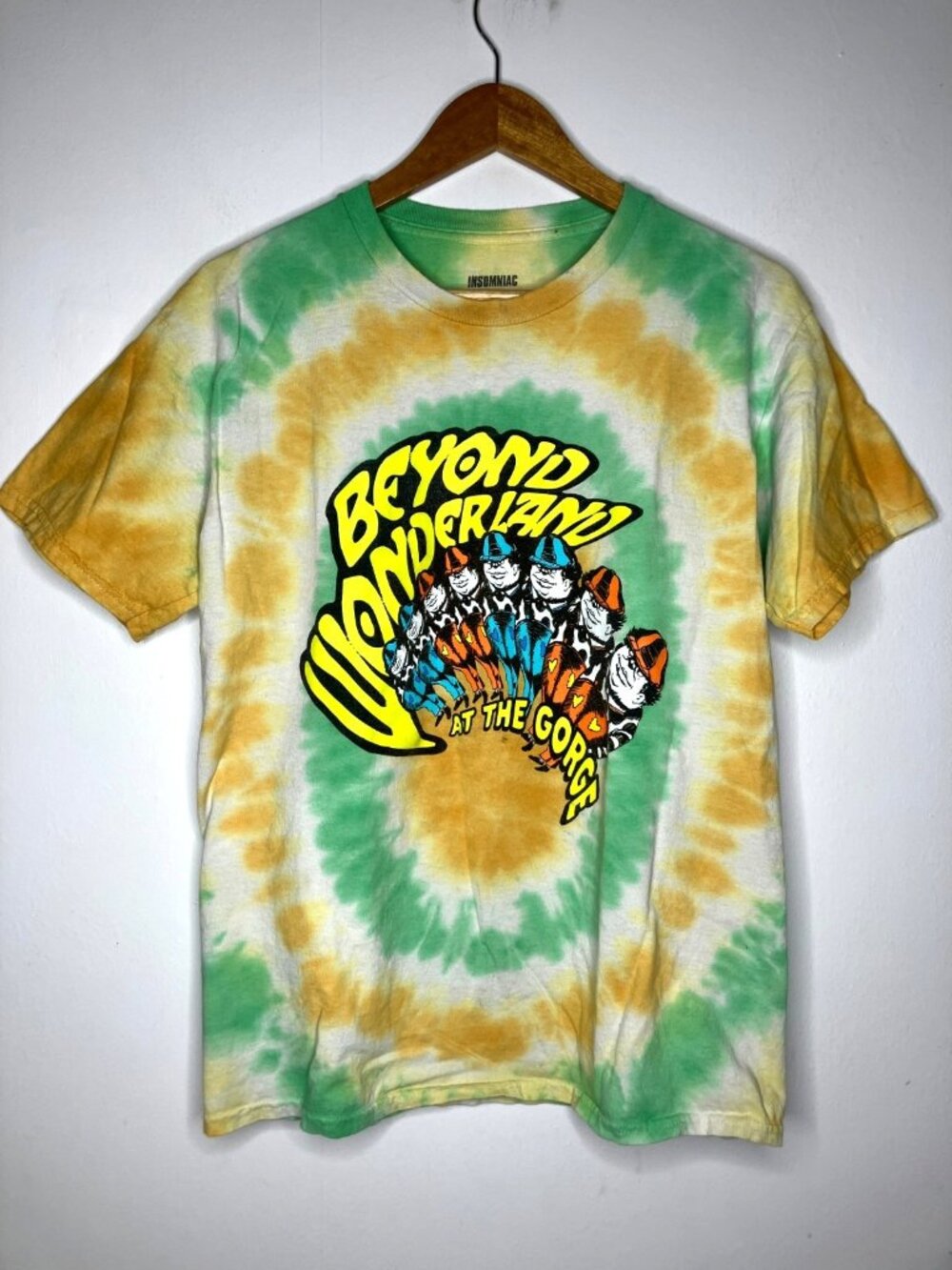 Beyond Wonderland at The Gorge Shirt Men's Medium Pychedelic DISTRESSED READ